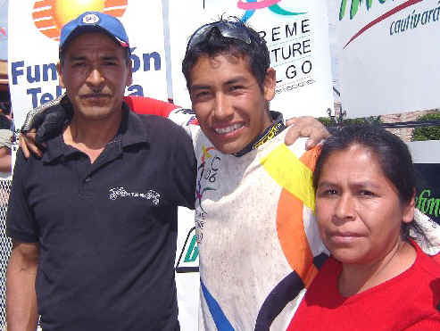 Juan Hern�ndez y sus pap�s Tomasa P�rez  Salazar y Leobardo Hern�ndez Gonz�lez
