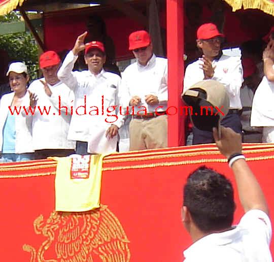 Fidel Herrera Beltrn saludando a petroleros