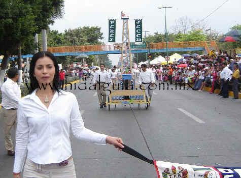 Coienza el desfile en Poza Rica Veracruz